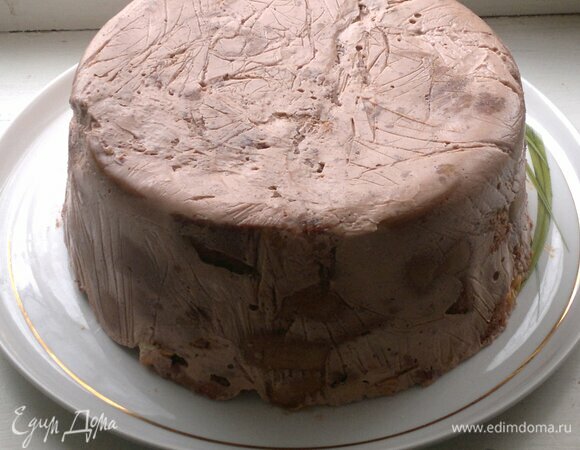 Поставьте форму с заготовкой торта в холодильник на 5–6 часов, можно на ночь. По истечении времени достаньте форму. Выложите торт на блюдо, перевернув его, и удалите пленку.