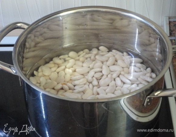 Фасоль с вечера замочите в холодной воде.