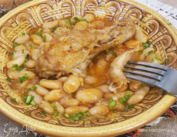 При подаче фасоль выложите на тарелки, положите туда же готовое мясо, сверху смажьте обжаренным на масле измельченным чесноком.