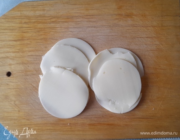 Моцареллу нарезать полукружками.