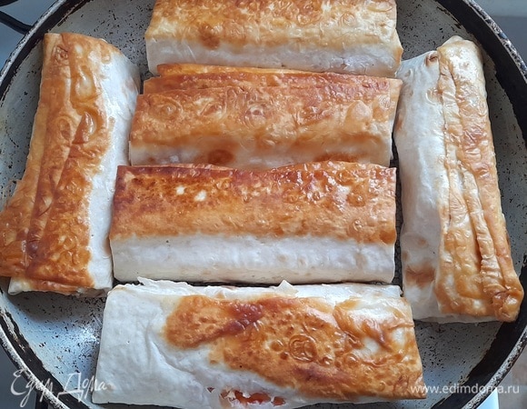 Поворачивать трубочки на сковороде и обжаривать со всех сторон до румяности.