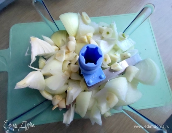 Измельчите лук и чеснок.