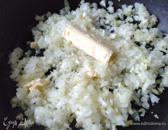 Перенесите все на сковороду с растительным маслом и ложкой сливочного масла.