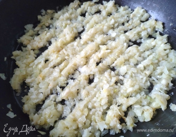Обжаривайте до прозрачности, постоянно помешивая.