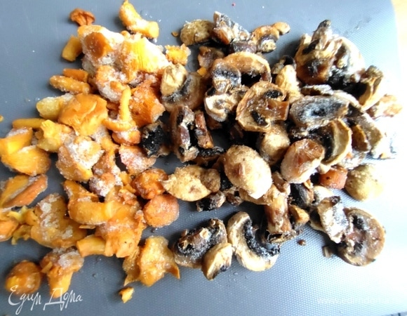 Возьмите два вида грибов. Если нет лисичек, используйте шампиньоны.