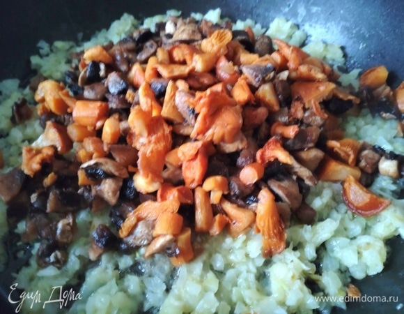 Перенесите к луку и держите на огне до выпаривания жидкости.