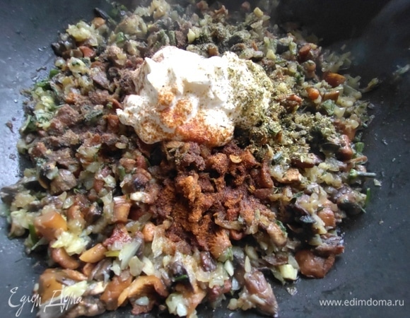 Выключите огонь и добавьте в сковороду сметану и приправы.