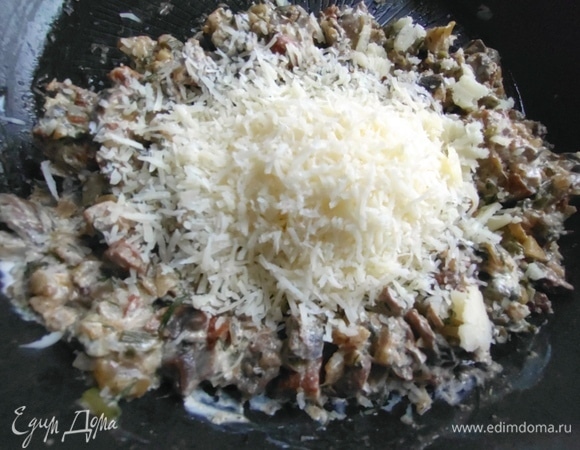 Натрите к грибам сыр.