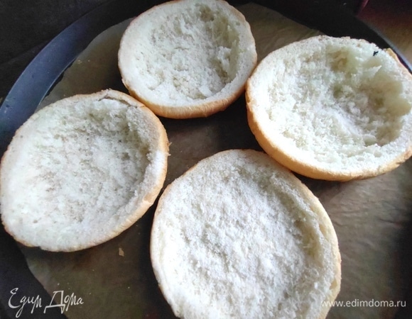 Выньте мякиш, оставьте дно и бортики.