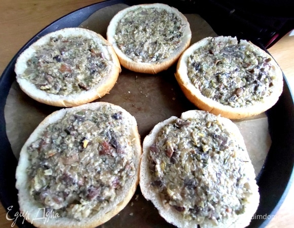 Плотно набейте основу начинкой (у меня хватило на 5 порций).