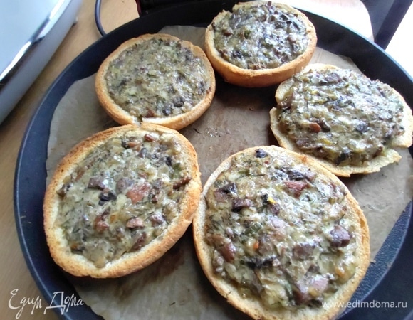Запекайте в духовке при 180°C до хрустящих краешков (или в пиццамейкере 10 минут).
