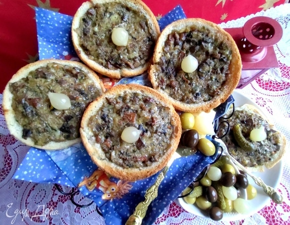 Украсьте маринованной луковицей. Можно подать со свежими овощами или оливками.