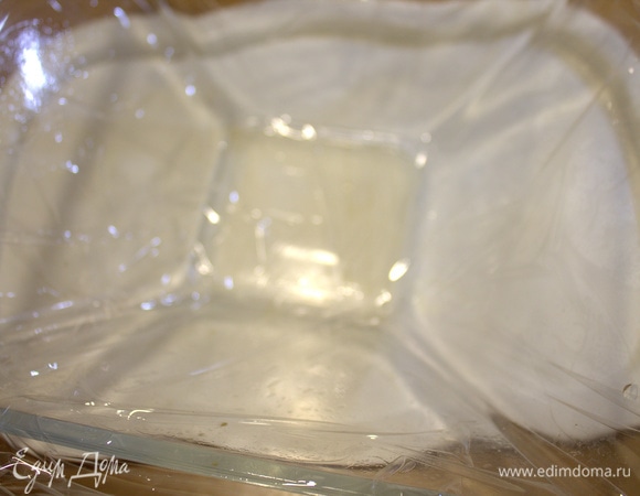 Стеклянную конусообразную форму накрыть пищевой пленкой.