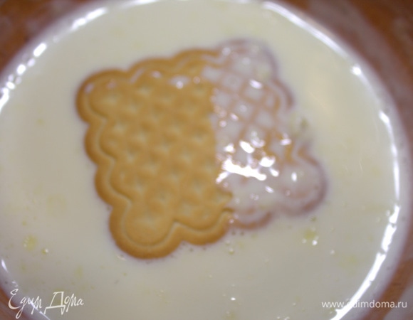 Каждое печенье обмакнуть в нагретое теплое молоко (долго не держать).