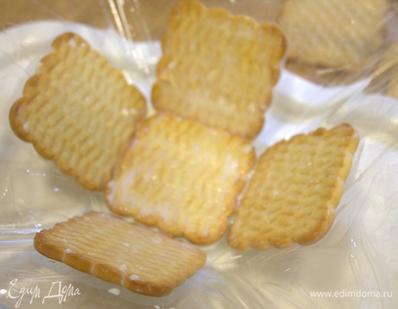 Уложить печенье по стенкам емкости и на его нижнюю часть.