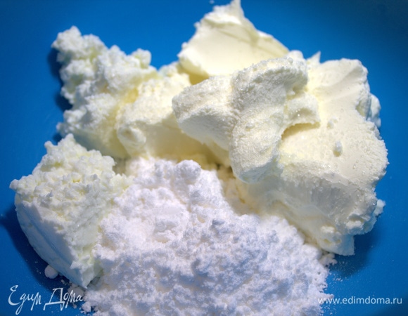 Для крема смешать творог, сахарную пудру и сливочный сыр.