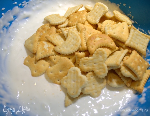 Всыпать мелкие крекеры, но не обмакивать их в молоке. 