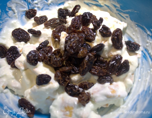Добавить промытый, просушенный изюм.