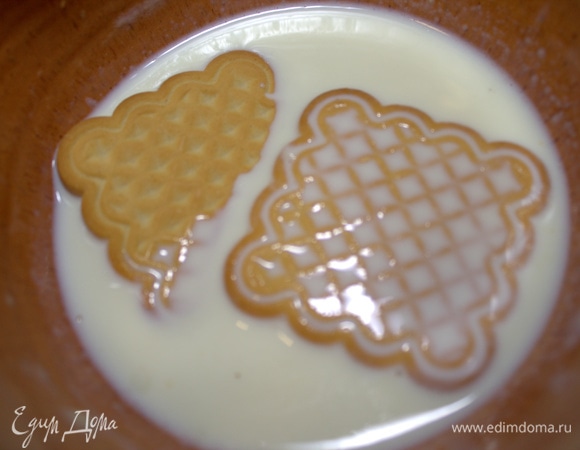 Окунуть остальное печенье в молоко (если остыло — нагреть).