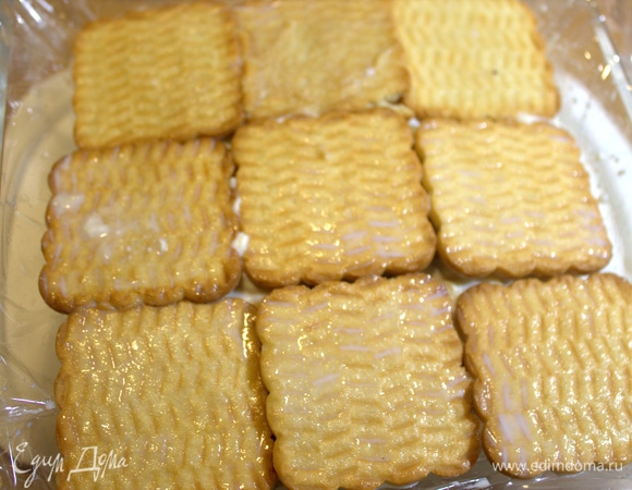 Прижать печенье к начинке. Это будет основа. Накрыть его пленкой и убрать на ночь в холодильник.