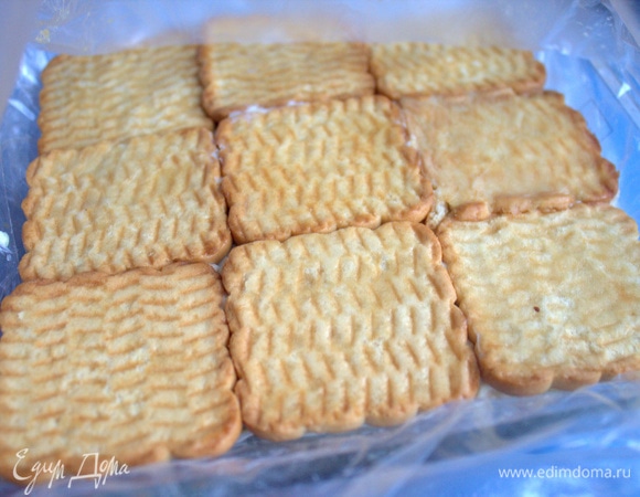 Утром достать форму и снять пленку. Накрыть печенье плоской тарелкой.