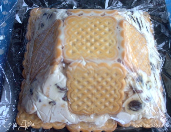 Перевернуть на тарелку, снять форму и убрать пленку.