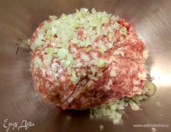 Берем свиной или смешанный фарш.