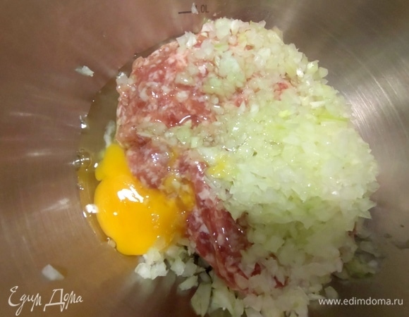 Вбить в фарш яйцо, добавить измельченный лук.