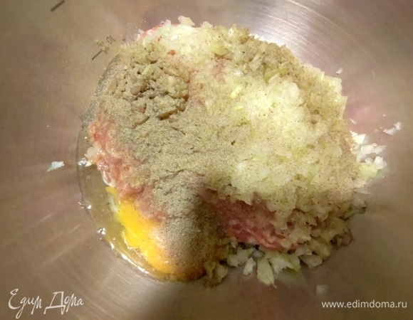 Поперчить, посолить. Смешать, отбить несколько минут, накрыть и убрать в холодильник на час.