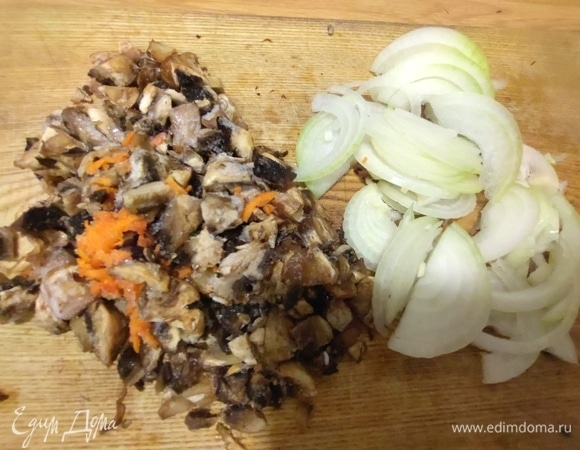 Лук нарезать полукольцами, грибы измельчить (у меня из заморозки).