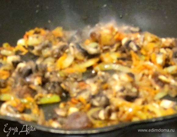 Затем добавить в сковороду грибы. Обжарить вместе.