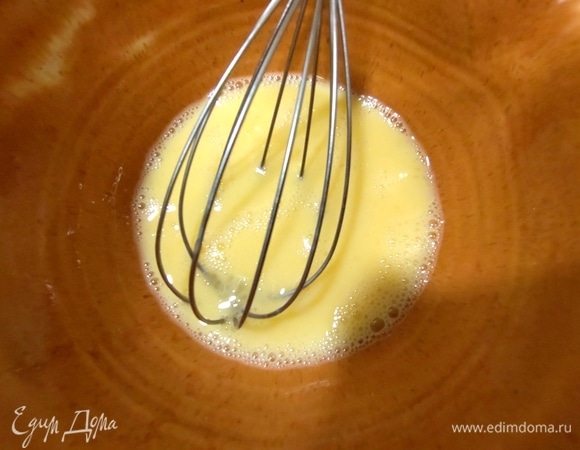 Взбить пару яиц с молоком.