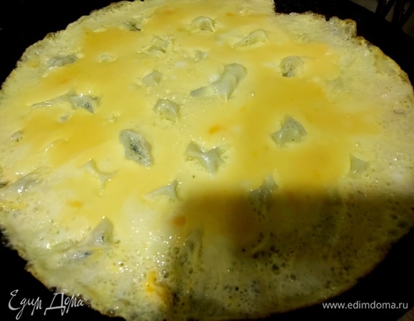 Пожарить тонкий блинчик.