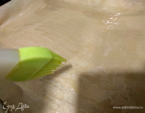 Противень накрыть пергаментом, промазать маслом.