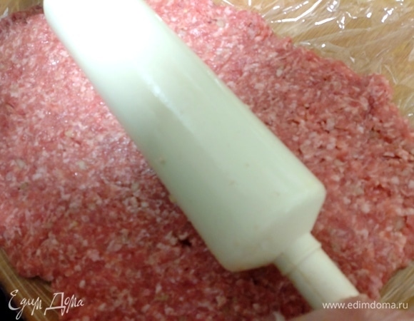 Достать фарш, раскатать в тонкий пласт.