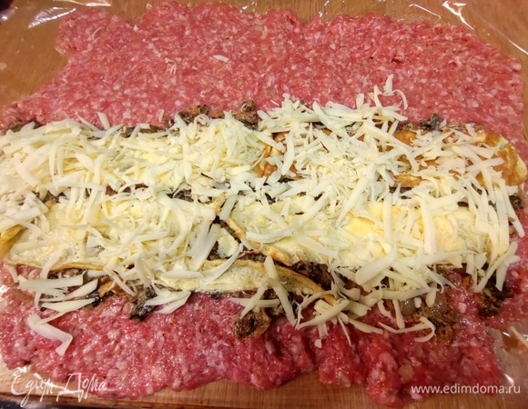 Посыпать тертым сыром.