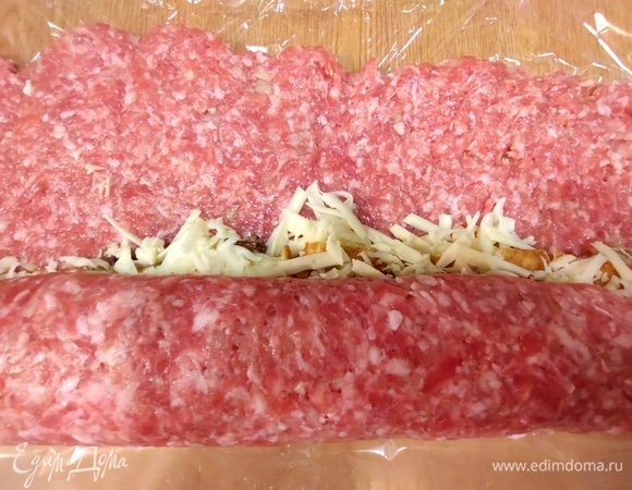 С помощью пленки свернуть в рулет.