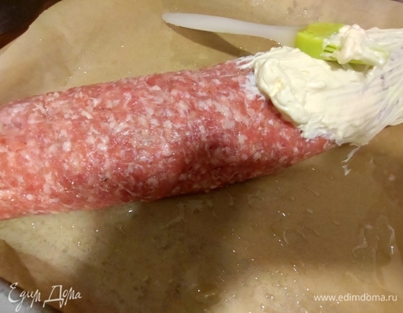 Перенести на противень, смазать майонезом и сметаной, обсыпать сухарями.