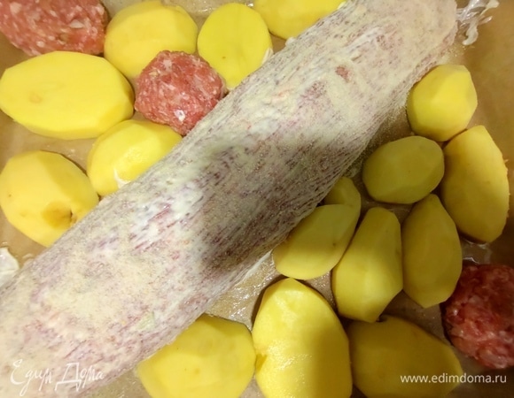 Рядом помещаем половинки картофеля, смазываем их сметаной с майонезом тоже, посолить.