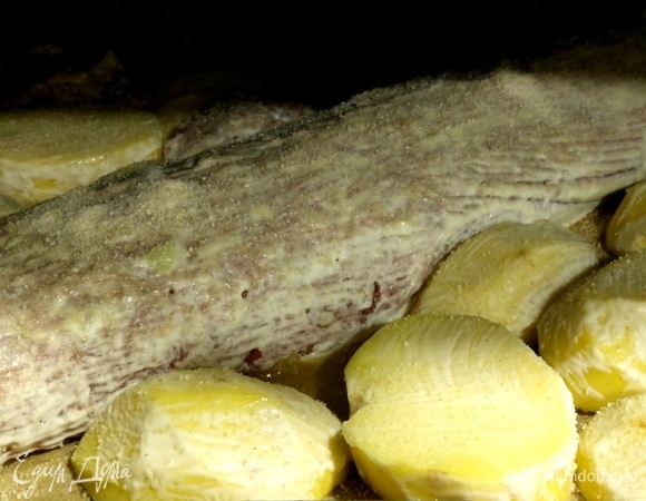 Запекать в разогретой до 200°C духовке, затем убавить до 180°C. Рулет запекался 1,5 часа, в процессе мы его переворачивали, картофель тоже.