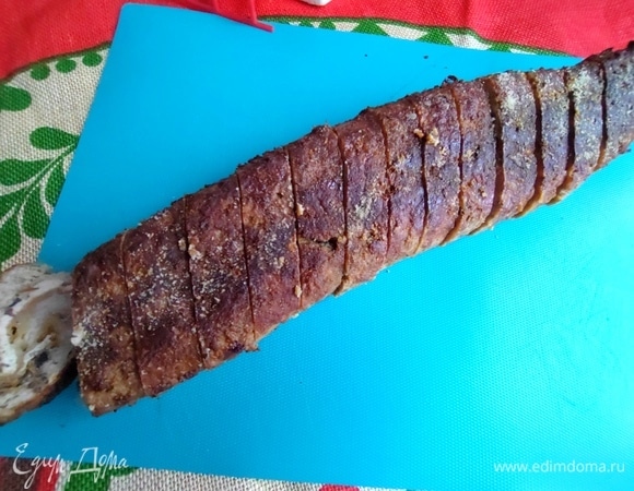 Рулет можно подать и в горячем, и в остывшем виде.