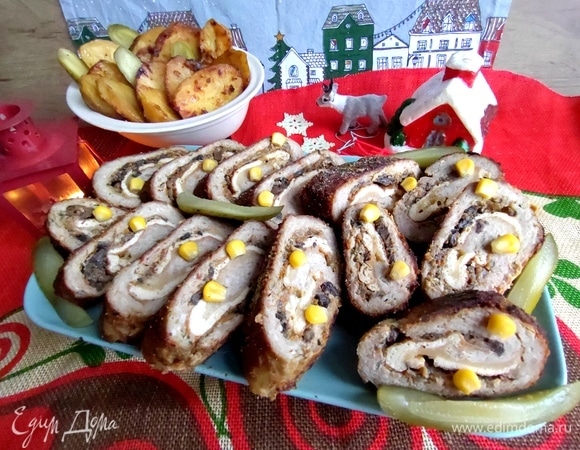 Нарезаем рулет и подаем.