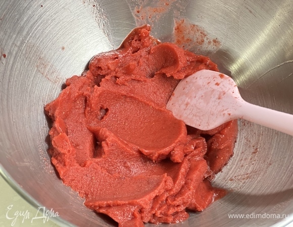 Сложить клубнику в кухонный комбайн или блендер. Взбивать, пока не получится однородное пюре без кусочков клубники.