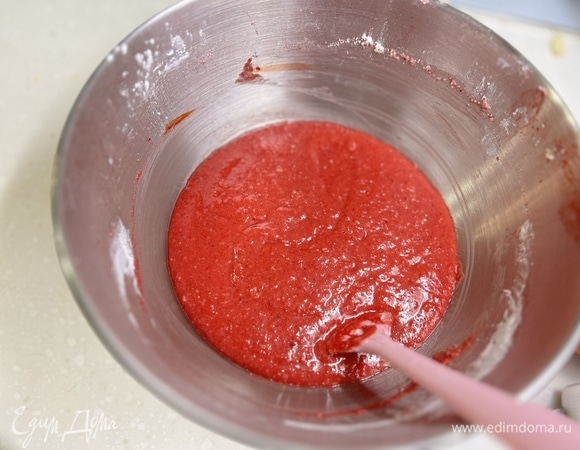 Тесто должно быть похоже на густую пасту, которая держит форму. Если ваша клубника была очень сочной, тесто может быть немного более жидким, чем нужно. Если это так, добавьте еще 15–30 граммов (2–4 столовые ложки) кукурузного крахмала и снова перемешайте.