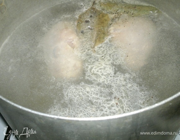 Гузки индейки тщательно вымыть. Положить в холодную воду, довести до кипения, удалить пену. Уменьшить огонь, немного посолить, положить лавровый лист и черный перец горошком, варить до готовности мяса.