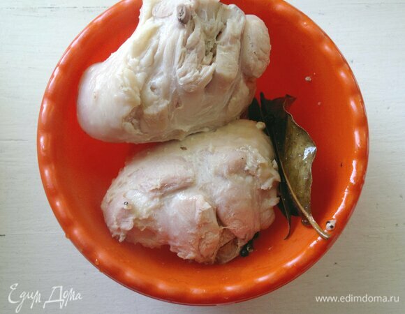 По окончании варки мясо, лавровый лист и перец горошком вынуть из бульона. Гузки индейки освободить от косточки и нарезать кусочками.