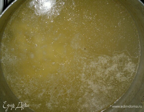 Картофель почистить, помыть, нарезать небольшими кубиками и положить в бульон. Варить после закипания на небольшом огне.