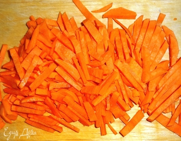 Морковь очистить, вымыть и нарезать соломкой.