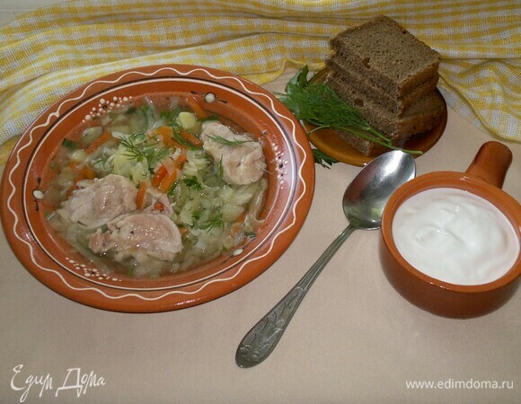 Разлить щи по тарелкам. В каждую тарелку положить несколько кусочков мяса индейки. Можно еще добавить свежей зелени. Подавать щи со сметаной. Приятного аппетита!