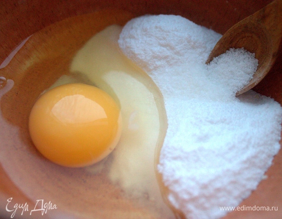 Отдельно к яйцу добавить сахарную пудру и ванильный сахар.